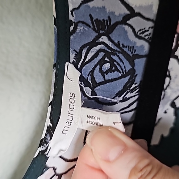 Maurices Popover size 1 short sleeve green floral top - Picture 4 of 7